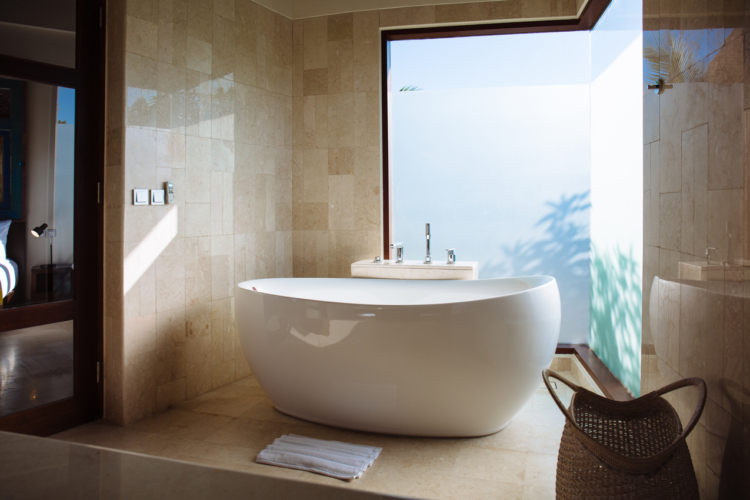 17 Copy of Villa Umah Daun Ensuite tub
