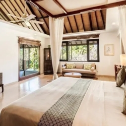 Asraya villa luxurious suite with four poster bed exposed beams comfortable sofa and garden view access sanur 870x500