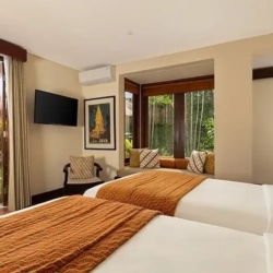 The suar comfortable twin room with a tropical feel and direct access to an outdoor swimming pool seminyak 870x500